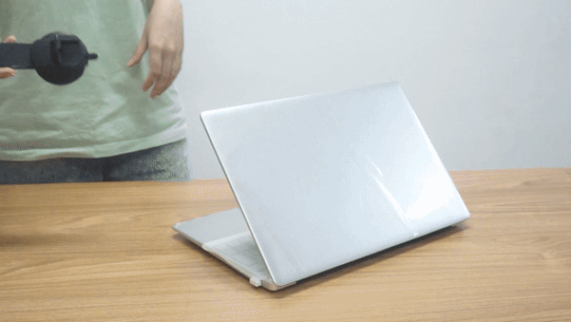 革新的なワイヤレス充電対応の電動真空吸着式スマホホルダー