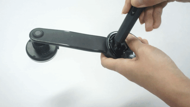 革新的なワイヤレス充電対応の電動真空吸着式スマホホルダー